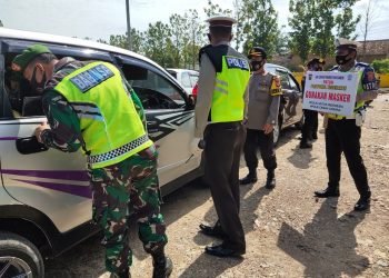PATUHI PROTOKOL KESEHATAN 3M. Kapolres Tanggamus AKBP Oni Prasetya saat memimpin operasi yustisia di Kecamatan Pugung, Tanggamus, Kamis (22/10). Ia mengajak seluruh lapisan masyarakat untuk mematuhi protokol kesehatan 3M atas kesadaran sendiri demi keselamatan serta kesehatan individu masing-masing dan keluarga.
LAMPUNG POST/ABU UMAR ALI