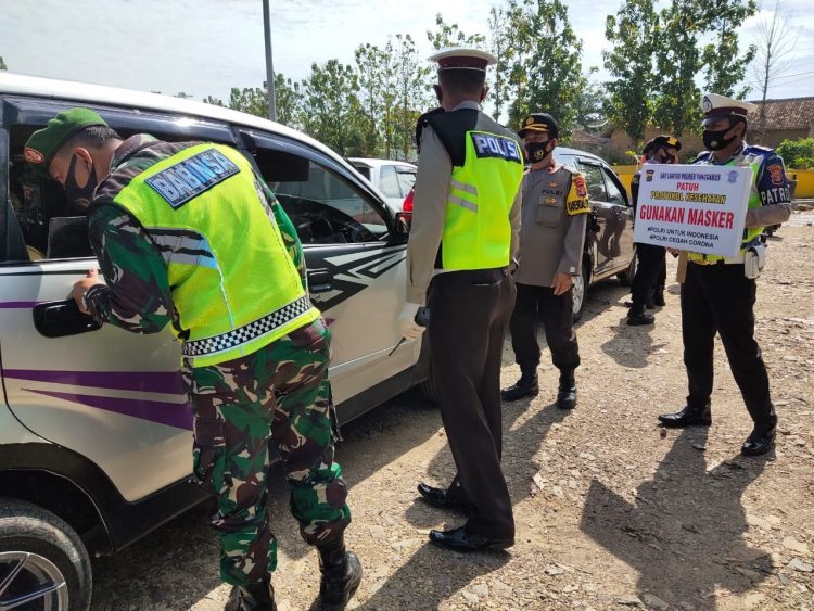PATUHI PROTOKOL KESEHATAN 3M. Kapolres Tanggamus AKBP Oni Prasetya saat memimpin operasi yustisia di Kecamatan Pugung, Tanggamus, Kamis (22/10). Ia mengajak seluruh lapisan masyarakat untuk mematuhi protokol kesehatan 3M atas kesadaran sendiri demi keselamatan serta kesehatan individu masing-masing dan keluarga.
LAMPUNG POST/ABU UMAR ALI