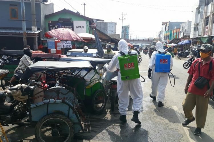 PENYEMPROTAN CAIRAN DISINFEKTAN. Tim Gugus Tugas Ops Nusa II Polri dan TNI bersama unsur pemerintahan terus melaksanakan penyemprotan cairan disinfektan dan operasi penegakan protokol kesehatan di Jalan Hayam Wuruk, Kedamaian, Bandar Lampung, Selasa (6/10).
LAMPUNG POST/ZAINUDDIN