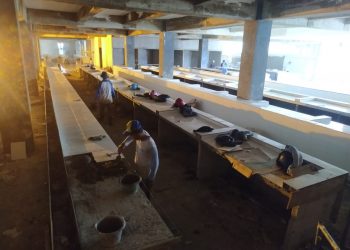 PEMBANGUNAN PASAR SMEP. Para pekerja membuat lapak pedagang di Pasar SMEP Bandar Lampung, Rabu (14/10). Pembangunan fisik Pasar SMEP terus berjalan. Saat ini, pembangunan tahap kedua tersebut mencapai 84 persen.
n LAMPUNG POST/SUKISNO