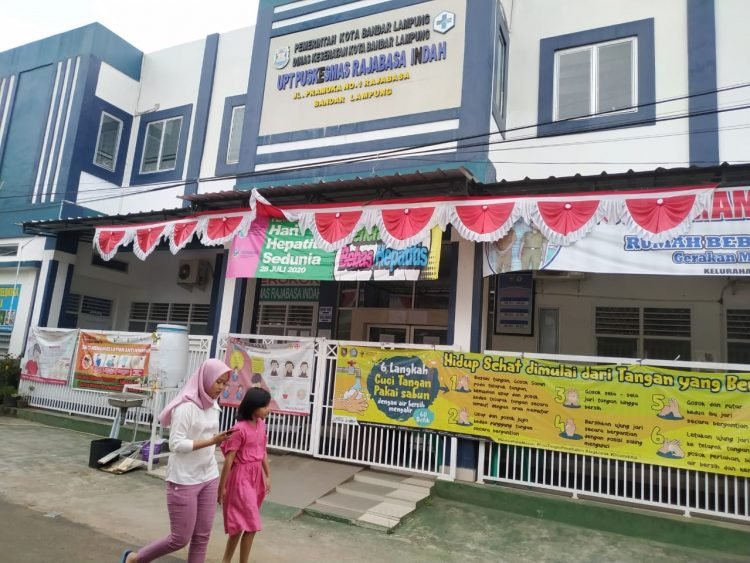 TENAGA KESEHATAN TERPAPAR COVID-19. Warga melintas di depan kantor Puskesmas Rajabasa Indah, Bandar Lampung, Rabu (21/10). Empat tenaga kesehatan yang merupakan bidan di Puskesmas Rajabasa Indah terpapar Covid-19, sehingga pelayanan pada pusat kesehatan itu ditutup sementara selama enam hari terhitung sejak Jumat (16/10).
LAMPUNG POST/SUKISNO