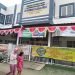 TENAGA KESEHATAN TERPAPAR COVID-19. Warga melintas di depan kantor Puskesmas Rajabasa Indah, Bandar Lampung, Rabu (21/10). Empat tenaga kesehatan yang merupakan bidan di Puskesmas Rajabasa Indah terpapar Covid-19, sehingga pelayanan pada pusat kesehatan itu ditutup sementara selama enam hari terhitung sejak Jumat (16/10).
LAMPUNG POST/SUKISNO