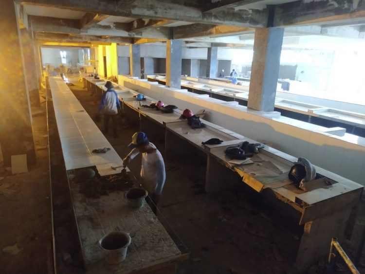 PEMBANGUNAN PASAR SMEP. Para pekerja membuat lapak pedagang di Pasar SMEP Bandar Lampung, Rabu (14/10). Pembangunan fisik Pasar SMEP terus berjalan. Saat ini, pembangunan tahap kedua tersebut mencapai 84 persen.
n LAMPUNG POST/SUKISNO