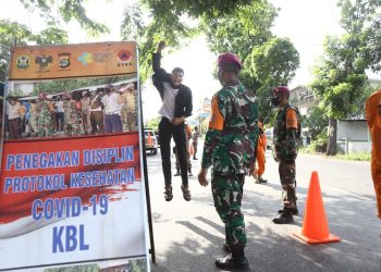 PENGAWASAN PROTOKOL KESEHATAN 3M. Tim patroli Satuan Tugas (Satgas) Covid-19 Kota Bandar Lampung memberikan hukuman kepada pengendara yang tidak menggunakan masker di Jalan Sudirman, Bandar Lampung, Minggu (18/10). Tim Satgas Covid-19 Kota Bandar Lampung terus melaksanakan kegiatan pengawasan protokol kesehatan 3M mulai dari memakai masker, menjaga jarak, dan mencuci tangan.
n LAMPUNG POST/ZAINUDDIN