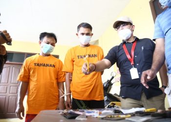 PELAKU PEMBOBOL ATM. Dua pelaku pembobol ATM tersebut yakni Ihwan Putra (33) warga Desa Tanjung Harapan, Lampung Tengah dan Najamudin (39) warga Kabupaten OKU Selatan, Sumatera Selatan yang terlibat aksi percobaan pembobolan mesin ATM dengan modus ganjal ATM saat ekpose di Polresta Bandar Lampung, Senin (19/10).
LAMPUNG POST / ZAINUDDIN