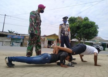 BERIKAN HUKUMAN. Satuan Tugas Penanganan Covid-19 Kota Bandar Lampung memberikan sanksi kepada warga yang tidak memakai masker di Jalan Hendro Suratmin, Sukarame, Bandar Lampung, Rabu (21/10). Satuan Tugas Penanganan  memberikan efek jera dan untuk menekan angka penyebaran Covid-19 di Bandar Lampung.
n LAMPUNG POST/SUKISNO