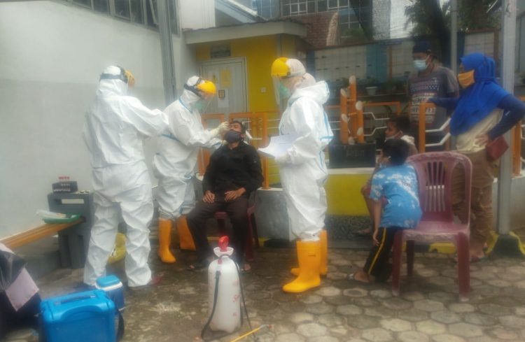 TES USAP COVID-19. Petugas kesehatan Puskesmas Satelit Pahoman, Bandar Lampung, sedang melakukan tes usap (swab test) Covid-19 secara mandiri salah satu warga untuk keperluan perjalanan keluar daerah, Jumat (23/10).
LAMPUNG POST/ZAINUDDIN