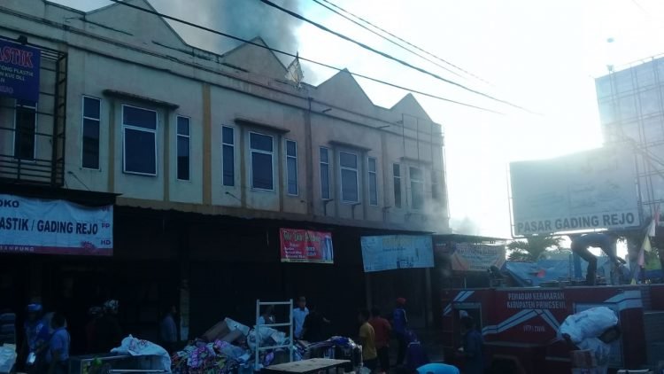 KEBAKARAN PASAR GADINGREJO. Asap hitam membubung di salah satu toko yang terbakar di Pasar Gadingrejo, Pringsewu, Rabu (21/10) pagi. Tidak ada korban jiwa dalam peristiwa itu tetapi kerugian ditaksir sekitar Rp550 juta.
ISTIMEWA