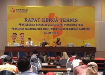 RAPAT KERJA. Bawaslu Kota Bandarlampung menggelar Rapat Kerja Teknis Penyelesaian Sengketa Acara Cepat Pemilihan Pada Pilwakot Bandarlampung Tahun 2020 di Springhill Golden Tulip, Jumat (2/10).