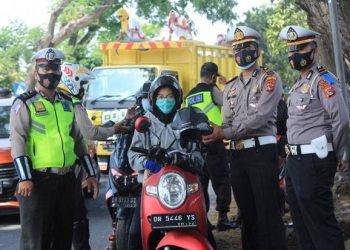 Pengendara Patuh Diberi Hadiah Helm