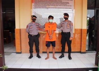 Buruh Menjabret di Depan Pondok Pesantren