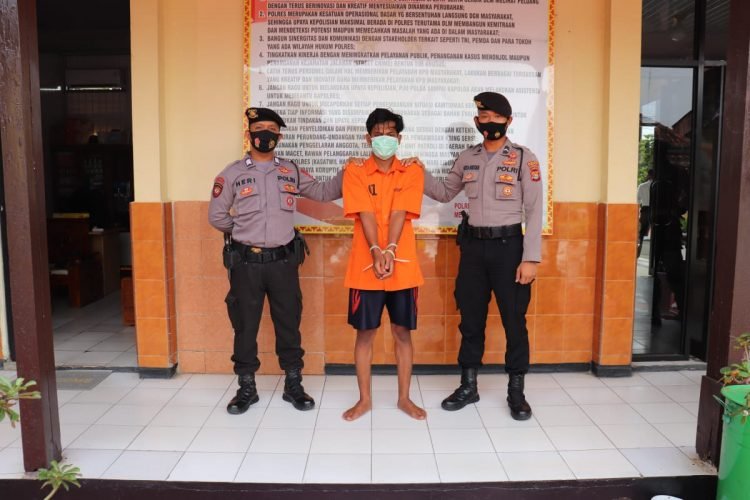 Buruh Menjabret di Depan Pondok Pesantren