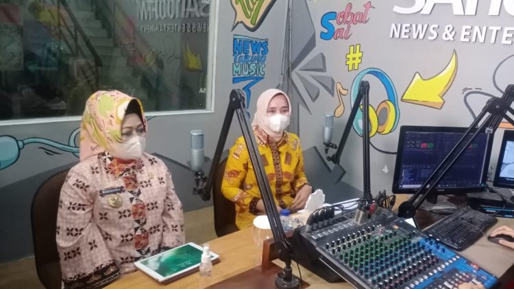 Ketua TP PKK Lampung Riana Sari Arinal Djunaidi dan Jubir Satgas Covid-19 Lampung dr Reihana saat talkshow Kebiasaan Baru bertema Jangan Bosan Cuci Tangan, Sai Radio 100 FM bersama Jubir Penanganan Covid-19 Lampung Reihana, Kamis (22/10).