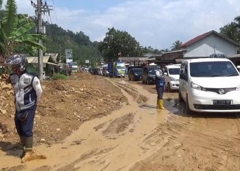 BANJIR BANDANG DAN TANAH LONGSOR. Kendaraan antre melintasi Jalan Lintas Pantai Barat (Jalinpanbar) Kabupaten Tanggamus yang sempat lumpuh akibat tanah longsor yang terbawa banjir di Kecamatan Semaka, Tanggamus, Kamis (1/10).
LAMPUNG POST/ABU UMARALI