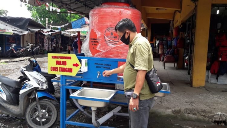 AIR TOWER KOSONG. Seorang pengunjung yang hendak cuci tangan namun air di tower di Pasar Metro, Jumat (2/10). Sebagian pengunjung dan pedagang di Pasar Metro kecewa dengan keberadaan tempat cuci tangan umum yang disediakan Dinas Perdagangan di tiap-tiap pasar di Kota Metro lantaran sering kosong.
LAMPUNG POST/BAMBANG PAMUNGKAS