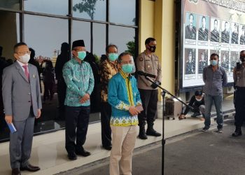 (2) Gubernur Lampung Arinal Djunaidi bersama Forkopimda Provinsi Lampung memberikan keterangan pers usai rapat mengenai aksi penolakan omnibus law di Lampung, Kamis (8/10). Sebanyak 242 orang diamankan di lapangan tenis Mapolesta Bandar Lampung yang terdiri dari pelajar, mahasiswa, dan warga terkait demo dan isu penolakan omnibus law, Kamis (8/10).
n LAMPUNG POST/ISKANDAR ZULKARNAIN/ASRUL SEPTIAN MALIK