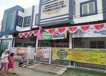 TENAGA KESEHATAN TERPAPAR COVID-19. Warga melintas di depan kantor Puskesmas Rajabasa Indah, Bandar Lampung, Rabu (21/10). Empat tenaga kesehatan yang merupakan bidan di Puskesmas Rajabasa Indah terpapar Covid-19, sehingga pelayanan pada pusat kesehatan itu ditutup sementara selama enam hari terhitung sejak Jumat (16/10). LAMPUNG POST/SUKISNO