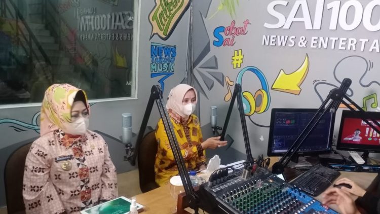 TALK SHOW 3M RIANA SARI ARINAL. Ketua Tim Penggerak PKK provinsi Lampung, Riana Sari Arinal (kanan) bersama Kadinkes Lampung Reihana (kiri) mengatakan keluarga berperan penting dalam memutus mata rantai Covid-19, khususnya di Bumi Ruwa Jurai saat talk show di Radio Sai 100 FM, Kamis (22/10). Riana juga menciptakan sebuah lagu dengan judul 3M Lampung Berjaya dengan makna dari lagu itu sendiri dapat menciptakan keinginan masyarakat di semua kalangan mulai anak-anak hingga dewasa agar mau menerapkan 3M.
LAMPUNG POST/ATIKA OKTARIA