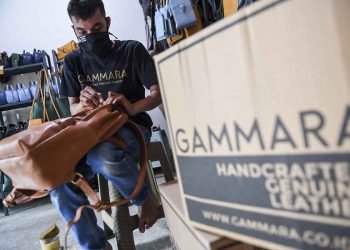 PRIORITAS UMKM DI UU CIPTA KERJA. Pekerja menyelesaikan pembuatan tas kulit Gammara di Bandung, Jawa Barat, Rabu (14/10). Badan Legislasi DPR menyatakan strategi penciptaan lapangan kerja melalui UU Cipta kerja dipastikan memprioritaskan UMKM sebagai sektor utama yang berdasarkan data kontribusinya terhadap PDB mencapai 60,3 persen. ANTARA FOTO/M Agung Rajasa