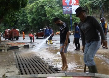 ANCAMAN BANJIR. Sejumlah petugas BPBD Kota Bandar Lampung membersihkan sisa lumpur yang terbawa air hujan di Jalan Diponegoro, Selasa (20/10). Pemerintah kabupaten dan kota di Lampung mulai berbenah menghadapi ancaman bencana banjir di wilayahnya pada masa pandemi Covid-19 ini karena BMKG memprediksi cuaca ekstrem di Lampung akan terjadi selama sepekan ke depan dampak fenomena La Nina di Samudera Pasifik.
n LAMPUNG POST/ZAINUDDIN