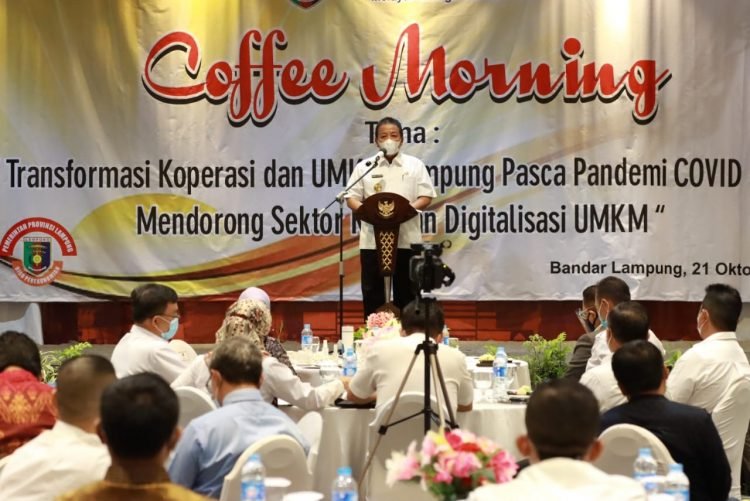 COFFEE MORNING. Gubernur Lampung Arinal Djunaidi memberikan sambutan dalam acara coffee morning dengan teema Tranformasi koperasi dan UMKM Lampung pascapandemi Covid-19: Mendorong sektor riil dan digitalisasi UMKM yang dilaksanakan di Hotel Sheraton Bandar Lampung, Rabu (21/10). Pemprov Lampung Lampung terus berusaha mentransformasi aktivitas koperasi dan UMKM untuk memperkuat perekonomian Lampung. DOK PEMPROV LAMPUNG