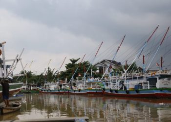 BADAI LA NINA. Awan mendung di atas kapal nelayan yang tertambat di Way Belau, Telukbetung, Bandar Lampung, Rabu (21/10). Fenomena badai La Nina diprediksi menimbulkan banjir, longsor, gempa, dan tsunami untuk itu badan terkait untuk mengantisipasi bencana yang terjadi.
LAMPUNG POST/ZAINUDDIN