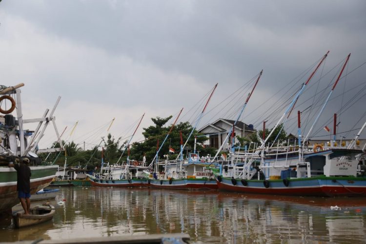 BADAI LA NINA. Awan mendung di atas kapal nelayan yang tertambat di Way Belau, Telukbetung, Bandar Lampung, Rabu (21/10). Fenomena badai La Nina diprediksi menimbulkan banjir, longsor, gempa, dan tsunami untuk itu badan terkait untuk mengantisipasi bencana yang terjadi.
LAMPUNG POST/ZAINUDDIN
