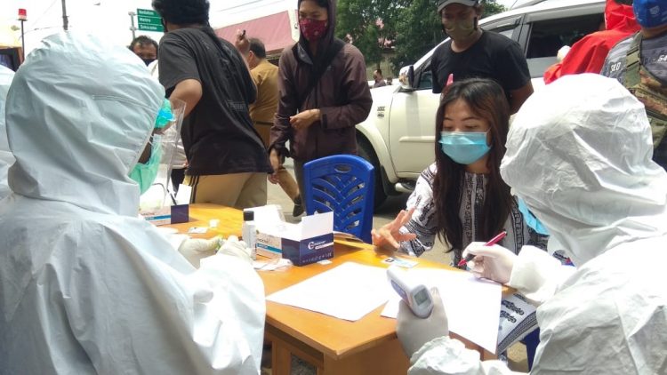 RAPID TEST. Tim Satgas Penanganan Covid-19 Kota Bandar melakukan rapid test pada warga yang memasuki Kota Bandar Lampung di posko depan pintu exit toll Sukarame, Bandar Lampung. Hingga Minggu (29/10), dari total 396 orang yang mengikuti rapid test, 17 di antaranya reaktif.
LAMPUNG POST/DETA CITRAWAN