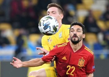 UKRAINA KALAHKAN SPANYOL 1-0. Gelandang Ukraina Viktor Tsyhankov dan pemain Spanyol Jesus Navas berebut bola selama pertandingan sepak bola UEFA Nations League antara Ukraina dan Spanyol di Stadion Olympiyskiy,  Kyiv, Rabu (14/10). Ukraina secara mengejutkan menang tipis 1-0 atas Spanyol berkat gol semata wayang yang diciptakan Viktor Tsygankov.
AFP/SERGEI SUPINSKY