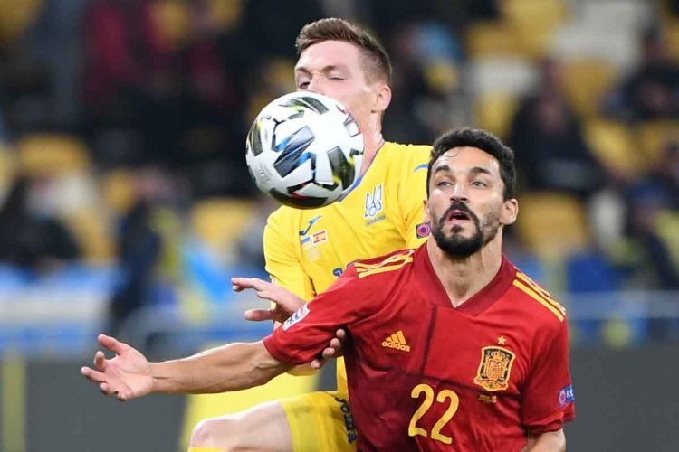 UKRAINA KALAHKAN SPANYOL 1-0. Gelandang Ukraina Viktor Tsyhankov dan pemain Spanyol Jesus Navas berebut bola selama pertandingan sepak bola UEFA Nations League antara Ukraina dan Spanyol di Stadion Olympiyskiy,  Kyiv, Rabu (14/10). Ukraina secara mengejutkan menang tipis 1-0 atas Spanyol berkat gol semata wayang yang diciptakan Viktor Tsygankov.
AFP/SERGEI SUPINSKY
