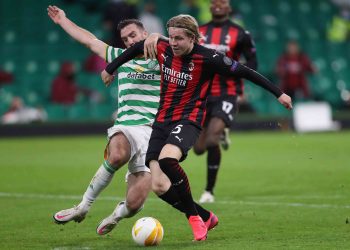 AC MILAN KALAHKAN CELTIC 3-1. Gelandang AC Milan Jens Petter Hauge (kanan) bersaing dengan bek Celtic Jack Hendry dan berhasil mencetak gol ketiga timnya saat pertandingan sepak bola grup H babak pertama Liga Eropa UEFA antara Celtic dan AC Milan di Stadion Celtic Park di Glasgow, Jumat (23/10). AC Milan mencatatkan delapan kemenangan beruntun pada awal musim ini. Korban terbaru Milan adalah Celtic yang dikalahkan dengan skor 3-1 di laga perdana Liga Europa.
AFP/RUSSELL CHEYNE