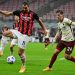 AC MILAN VS AS ROMA. Penyerang AC Milan Zlatan Ibrahimovic (kiri) mengontrol bola dibayangi bek AS Roma Albania Marash Kumbulla saat pertandingan sepak bola Serie A Italia antara AC Milan dan AS Roma di Stadion Meazza di Milan yang berakhir dengan skor imbang 3-3.
n AFP/MIGUEL MEDINA