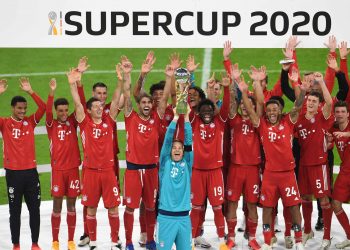 JUARA PIALA SUPER JERMAN 2020. Penjaga gawang Bayern Muenchen Manuel Neuer dan rekan satu timnya mengangkat trofi saat merayakan juara Piala Super Jerman 2020 di Allianz Arena, Kamis (1/10). Bayern Muenchen menjadi juara Piala Super Jerman 2020 setelah mengalahkan Borussia Dortmund.
AFP/ANDREAS GEBERT