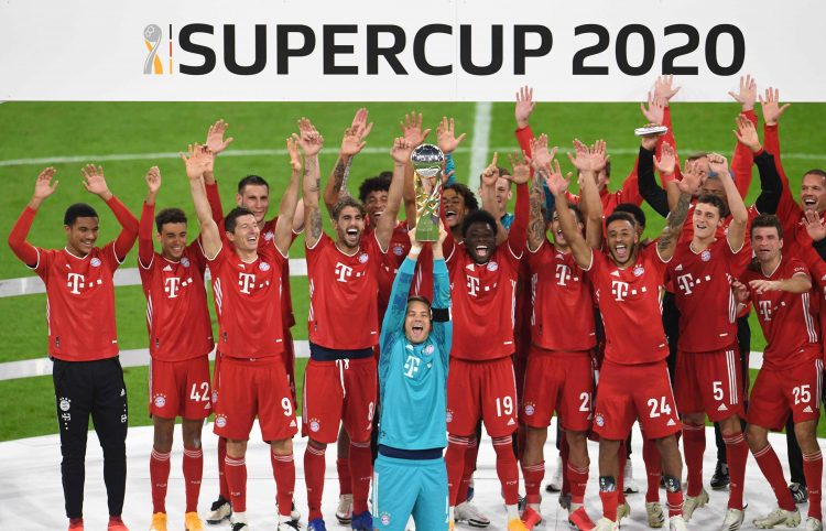 JUARA PIALA SUPER JERMAN 2020. Penjaga gawang Bayern Muenchen Manuel Neuer dan rekan satu timnya mengangkat trofi saat merayakan juara Piala Super Jerman 2020 di Allianz Arena, Kamis (1/10). Bayern Muenchen menjadi juara Piala Super Jerman 2020 setelah mengalahkan Borussia Dortmund.
AFP/ANDREAS GEBERT