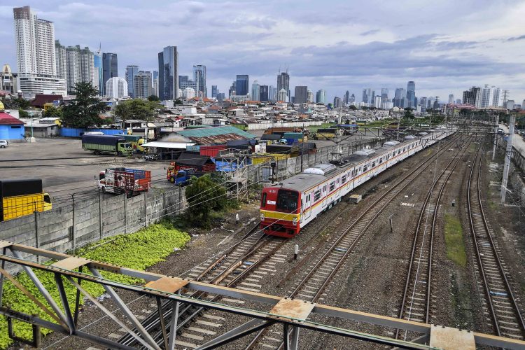 BERANGSUR MEMBAIK. KRL melintas dengan latar belakang gedung bertingkat di kawasan Tanah Abang, Jakarta, Jumat (23/10). Bank Indonesia menyatakan pertumbuhan ekonomi domestik sudah berangsur membaik, yang sebelumnya tumbuh minus 5,32 persen pada kuartal II 2020, bakal membaik di kuartal III dan berlanjut hingga kuartal IV. Bahkan, bisa kembali berada di jalur positif pada 2021.
ANTARA/MUHAMMAD ADIMAJA