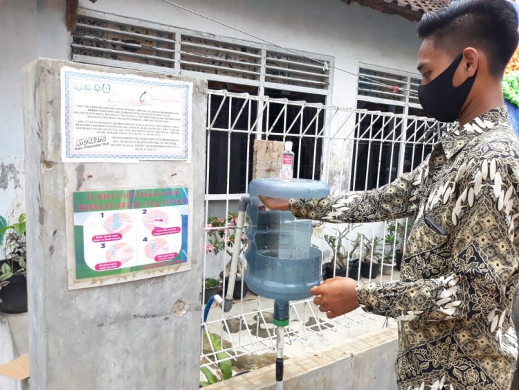 Salah satu pemuda sedang melakukan cuci tangan di wastafel buatan pemuda di lingkungannya Jalan Untuk Suropati, Gg Sepakat, RT 002 LK II, Labuhan Ratu, Bandar Lampung, Minggu, 11 Oktober 2020. Lampost/Triyadi Isworo