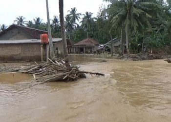 Tanggul sungai yang jebol akibat terjangan aliran Way Bandingagung, Kecamatan Semaka, Kamis (1/10/2020).(Dok. Lampost.co)