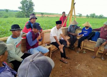 ILUSTRASI. Ketua PC NU Pesawaran saat berbincang dengan petani penggarap lahan UIN Raden Intan Lampung beberapa waktu lalu.