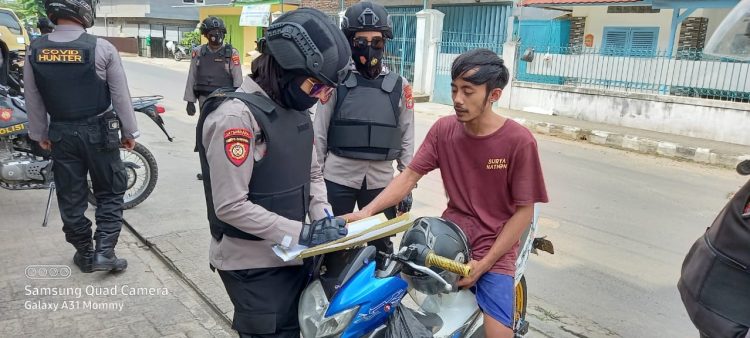 Tim Covid Hunter Polres Metro saat menertibkan pelanggar protokol kesehatan di Metro.