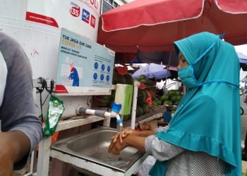 Cuci tangan menjadi salah satu protokol kesehatan saat berada di wilayah publik, selain pakai masker dan jaga jarak. (LAMPUNG POST/SUKISNO)