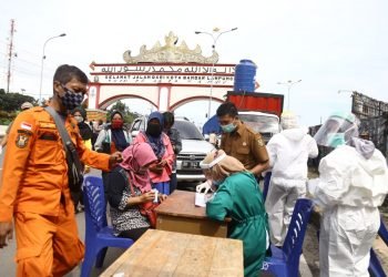 Pengawasan ketat untuk pencegahan penyebaran Covid-19 di pintu masuk Bandar Lampung selama musim liburan. (LAMPUNG POST)