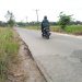 JALAN POROS. Pengendara sepeda motor melintasi ruas jalan poros Kecamatan Sragi, Lamsel, tepat di Desa Baktirasa, Jumat (23/10). n LAMPUNG POST/ARMANSYAH
