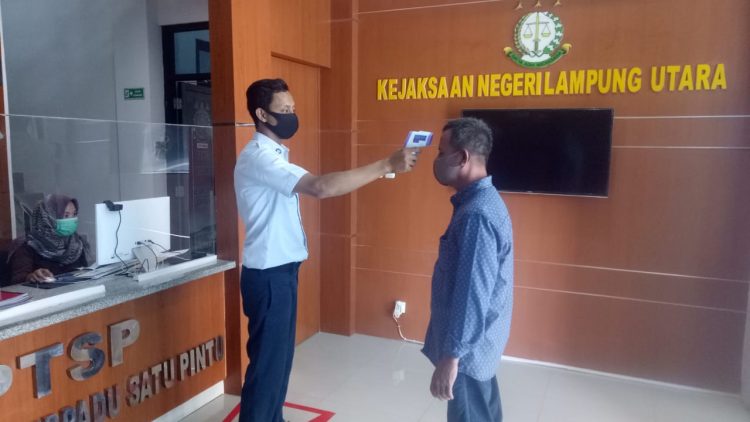 Pihak Kejaksaan Negeri Lampung Utara terapkan 3 M bagi prgawai maupun pengujung kantor Kejari setempat,  Selasa (20'10/2020). HARI LAMPUNG POST