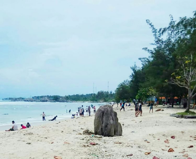 Para pengunjung Grand Elty Krakatoa Nirwana Resort di Desa Merak Belantung, Kecamatan Kalianda cukup ramai pada libur nasional dan cuti bersama Maulid Nabi Muhammad Saw 1442 hijriah, Jumat, 30 Oktober 2020. Lampost.co/Juwantoro