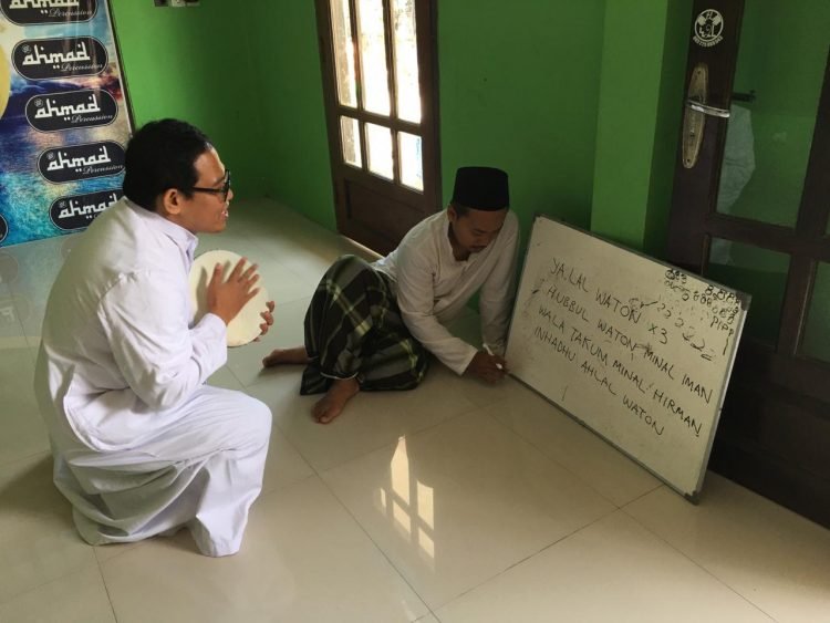 PERSIAPAN. Gus Qodir (Muhammad Abdul Qodir) sedang melatih Romo Didik (Eduardus Didik Sj) untuk menyanyikan lagu Yal Lal Wathon. DOK. KKGL