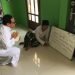 PERSIAPAN. Gus Qodir (Muhammad Abdul Qodir) sedang melatih Romo Didik (Eduardus Didik Sj) untuk menyanyikan lagu Yal Lal Wathon. DOK. KKGL