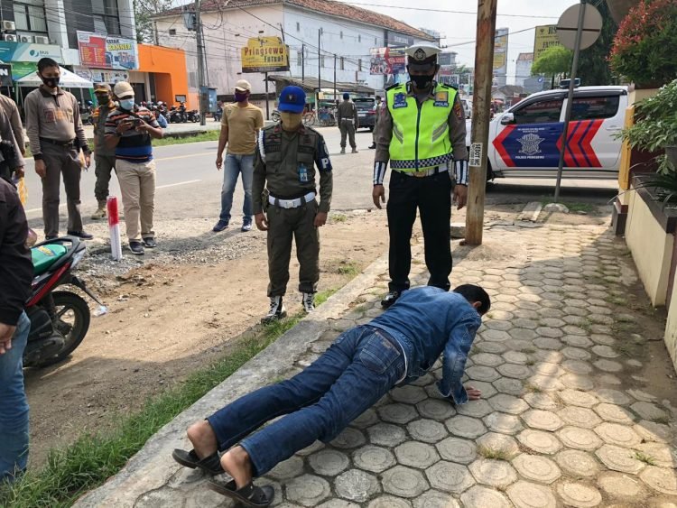 Warga terjaring operasi Yustisi yang digelar Polres Pringsewu dan aparat gabungan TNI dan Satpol PP karena tidak menerapkan protokol kesehatan.