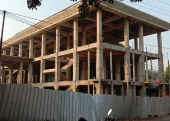 KANTOR TERBENGKALAI. Pembangunan gedung kantor BPKAD Lampung Selatan terbengkalai selama dua tahun. LAMPUNG POST/JUWANTORO