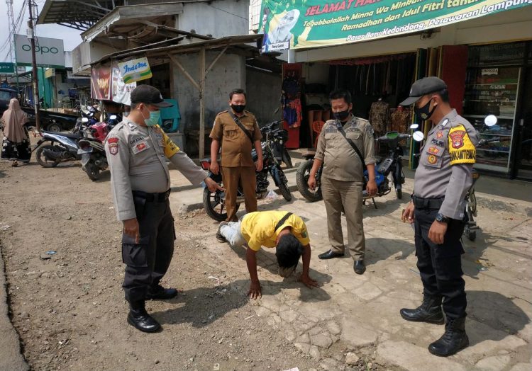 Jajaran Polres Pesawaran dan Petugas Gabungan saat menggelar operasi Yustisia di Pasar Kedondong, Rabu, 14 Oktober 2020.