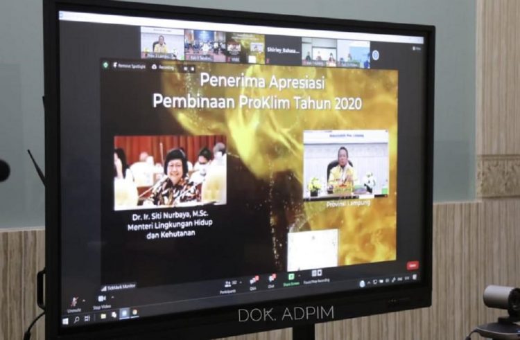 Kementerian Lingkungan Hidup dan Kehutanan (KLHK) memberikan penghargaan kepada Gubernur Arinal pada puncak Festival Iklim 2020 untuk kategori Apresiasi Proklim Tahun 2020 secara virtual di Ruang Command Center Dinas Kominfo dan Statistik Provinsi Lampung, Jumat (23/10/2020).DOK PEMPROV LAMPUNG